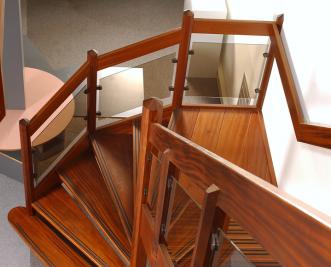 Mahonie trap voor nieuw kantoor