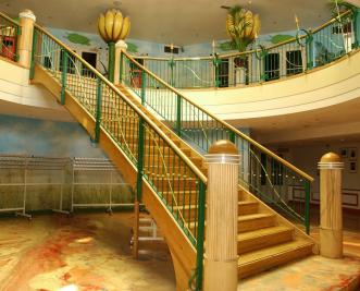 Steektrap met gebogen bomen