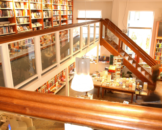 Trap met videhekken voor boekwinkel