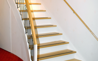 Steektrap met wit gelakte bomen